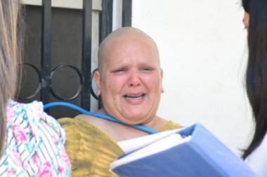 Tiene cáncer y decidió encadenarse para no ser desalojada