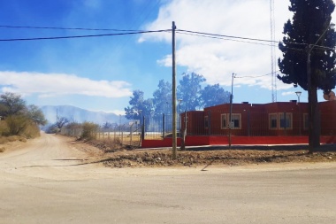 Trabajan para controlar un incendio en cercanías de la escuela de El Fical