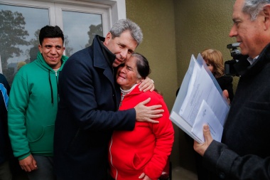 Doña Felipa y 23 familias recibieron su casa en el 271 aniversario de Jáchal