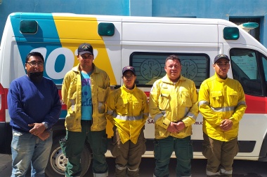 Los bomberos voluntarios de Jáchal combaten los incendios en Valle Fértil