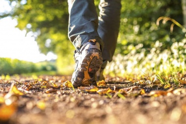 Caminar tiene muchos beneficios, ayuda a cuidar el corazón y reduce el estrés