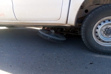 Un siniestro vial en la rotonda de acceso a Jáchal dejó un motociclista herido y su moto terminó debajo de una camioneta