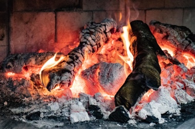Una mujer falleció y un hombre lucha por su vida aparentemente con intoxicación por monóxido de carbono