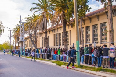 Abrazo simbólico para pedir la urgente restauración de la Escuela Normal de Jáchal en su 106 aniversario