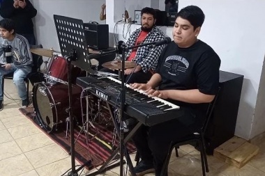 Un robo en San Isidro dejó a Gabriel Mura que sufre de síndrome de asperger sin su querido piano-órgano