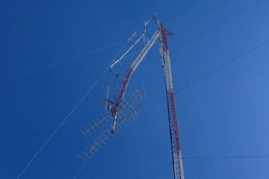 Las fuertes ráfagas de viento derribaron un tramo de la antena de Radio La Cumbre en Iglesia