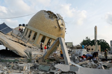 Israel bombardea Gaza tras el mortífero ataque de Hamás, en un conflicto que amenaza con recrudecer