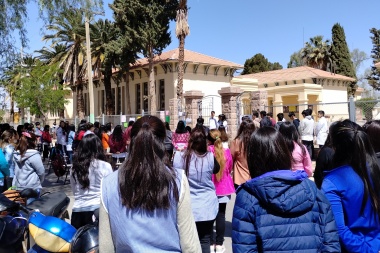 Alumnos de la Escuela Normal de Jáchal exigen la urgente restauración del centenario edificio