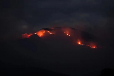 Sobrevolaron para monitorear un incendio forestal de grandes dimensiones en Paslean en Jáchal