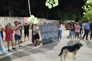 Miguel Vega no quiso dialogar con vecinos que reclamaban la pavimentación de un tramo de calle Eugenio Flores