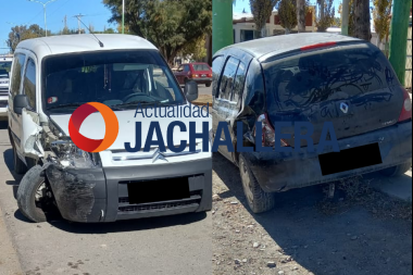 Camioneta impactó a automóvil estacionado en adyacencias de la Terminal de Jáchal y el Estadio Papa Francisco
