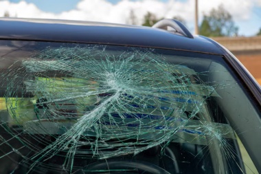 Dos menores de edad dañaron el parabrisas de un automóvil Toyota Corolla recién adquirido en Jáchal