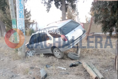 Automovilista perdió el control de su movilidad en Otra Banda y fue asistido por bomberos para salir del vehículo