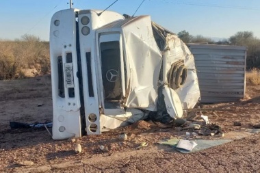 GRAVE: Un camionero falleció tras volcar con su camión y otro vehículo derrapó al intentar esquivarlo