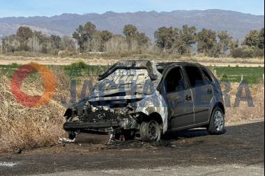 Se incendio un automóvil en La Falda este sábado y sus tres ocupantes resultan ilesos afortunadamente