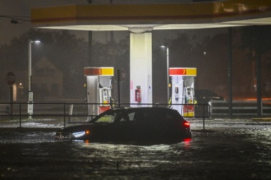 El huracán Milton bajó su intensidad pero causó destrozos, inundaciones y cortes de luz masivos