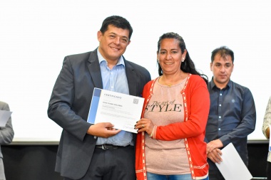 Entrega de certificado del Programa Fomentar Empleo y maquinaria para emprendimiento