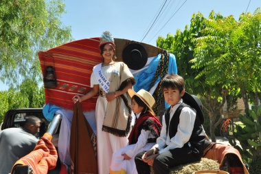 Brenda Ortega, la Paisana Nacional de la Tradición recorrió en caravana Villa Mercedes por el 189° aniversario