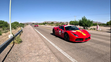 Una caravana de más de veinte Ferraris pasó por Jáchal rumbo a la Capital de San Juan y deslumbraron con su paso