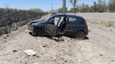 Una mujer perdió el control de su Renault Clío en Ruta 150 y terminó impactando contra las defensas del Río Jáchal