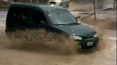 Las lluvias regresaron con intensidad a Jáchal y varias calles del centro se convirtieron en río por la bajada de creciente