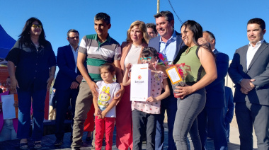 Orrego entregó 83 viviendas del Barrio Los Trigales y prometió la pavimentación del tramo faltante de Eugenio Flores