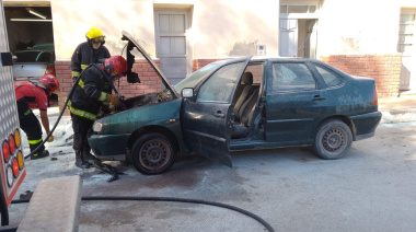 Un automóvil Volkswagen sufrió un principio de incendio en Jáchal y fue controlado a tiempo por los bomberos