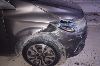 Les chocaron el auto en la puerta de su casa, el responsable se dio a la fuga y piden ayuda para esclarecer el hecho