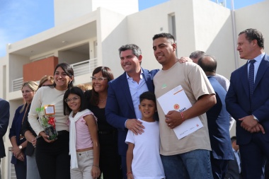 Se realizó la entrega de 112 viviendas del barrio Los Surcos para familias del departamento Chimbas