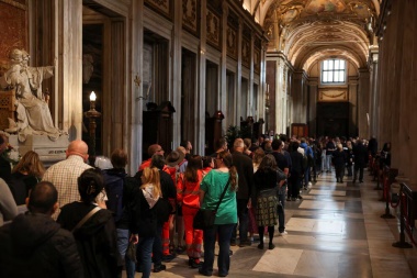 Entre lágrimas miles de fieles visitan la tumba del papa Francisco en la basílica de Santa María la Mayor