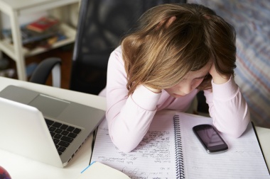 ¿Cómo afecta el uso prolongado y excesivo de los dispositivos electrónicos a la salud cervical?