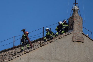 El Vaticano instaló la chimenea en la Capilla Sixtina que anunciará la elección del nuevo Papa