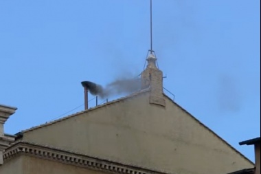 Segunda fumata negra en el Vaticano, los cardenales no consiguieron consenso para elegir nuevo Papa