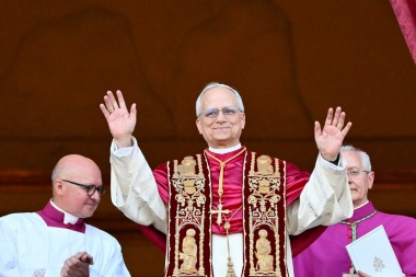 El papa León XIV lanza un “llamado a la paz” a “todos los pueblos” en su primeras palabras