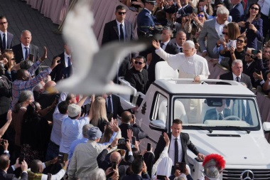 León XIV asumió el papado con un fuerte llamado a “construir un mundo donde reine la paz”