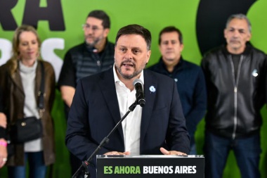 "Este resultado nos obliga a seguir trabajando", dijo Leandro Santoro tras reconocer la victoria de Adorni