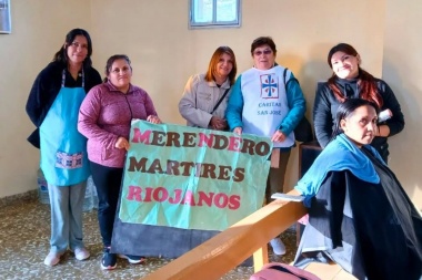 Alumnos de peluquería de la Escuela Gregorio Matorras compartieron su talento en el merendero Mártires Riojanos