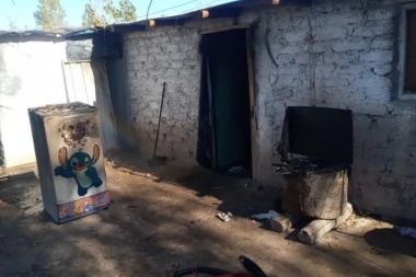 Una joven pareja con su beba de 10 meses perdió todo tras un grave incendio en su humilde vivienda