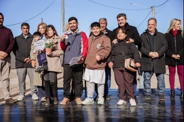 El gobernador Orrego entregó el Barrio El Puerto que contiene 58 viviendas en el departamento Calingasta
