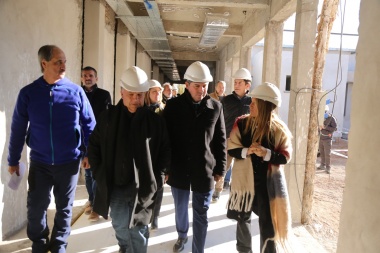El gobernador Marcelo Orrego recorrió la obra del nuevo Hospital Aldo Cantoni en Calingasta