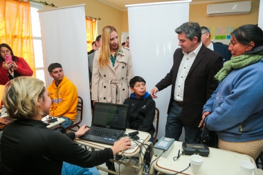 El gobernador Marcelo Orrego recorrió el operativo San Juan Cerca desarrollado en Angaco