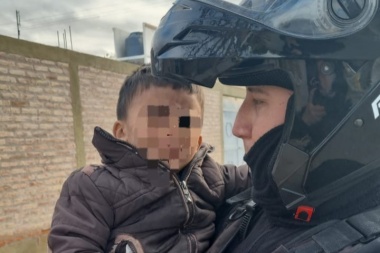 Personal policial rescató a un niño de tres años que estaba solo, desabrigado y en estado de shock en la vía pública