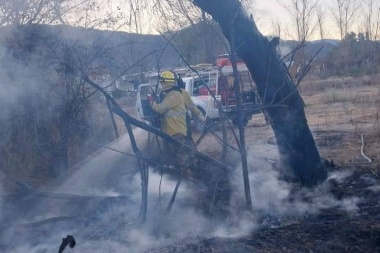 Bomberos Voluntarios controlaron un incendio en Jáchal y ahora la Policía investiga si fue intencional