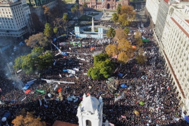 Masiva participación en Plaza de Mayo para respaldar a Cristina Kirchner luego de ser condenada por corrupción