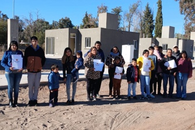 Entregaron viviendas a seis familias de Huaco que lo perdieron todo en el temporal del 8 de marzo