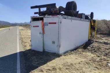 Un camionero de La Rioja volcó en Valle Fértil, tuvo que ser asistido por bomberos y derivado al hospital local