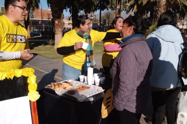 Con café caliente, el Proyecto HELP brindó palabras de aliento a los vecinos de Jáchal en la Plaza San Martín