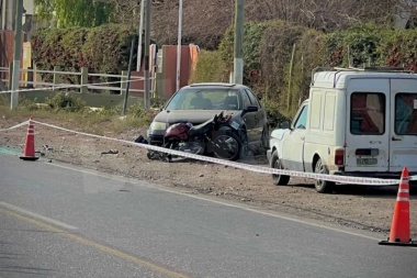 Un policía resultó gravemente herido tras impactar con su moto contra un auto y fue trasladado al Hospital Rawson