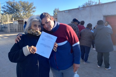 Después de décadas de espera, más de 25 familias de Costanera Norte recibieron la ansiada escritura de su hogar