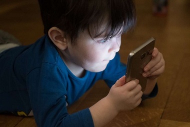 ¿Cuál es la edad límite para el primer celular, según los estudios que evaluaron su impacto en la salud mental?